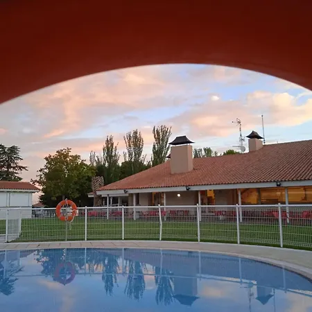Albergue Zaragoza Camping 호스텔