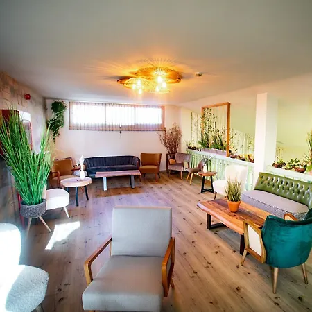 Albergue Zaragoza Camping سرقسطة